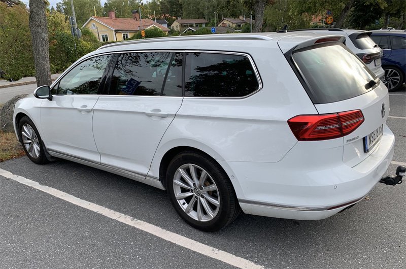 Vit Volkswagen Passat Variant stulen i Järfälla-Jakobsberg utanför Stockholm