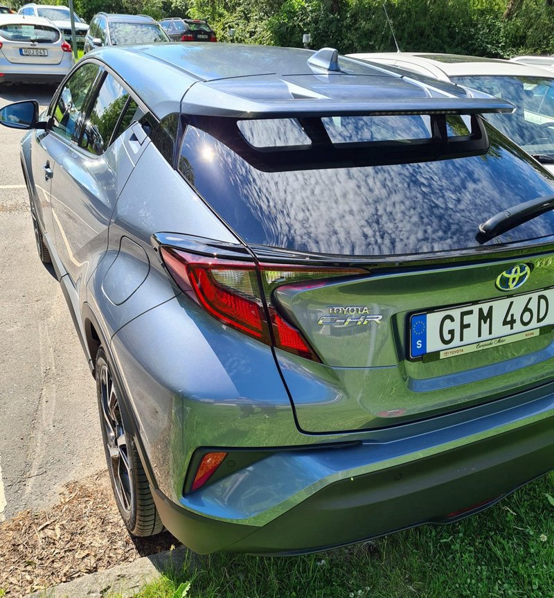 Grå metallic Toyota C-HR stulen i Solna utanför Stockholm