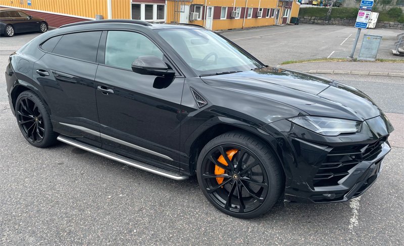 Svart Lamborghini Urus stulen i Mölnlycke sydost om Göteborg