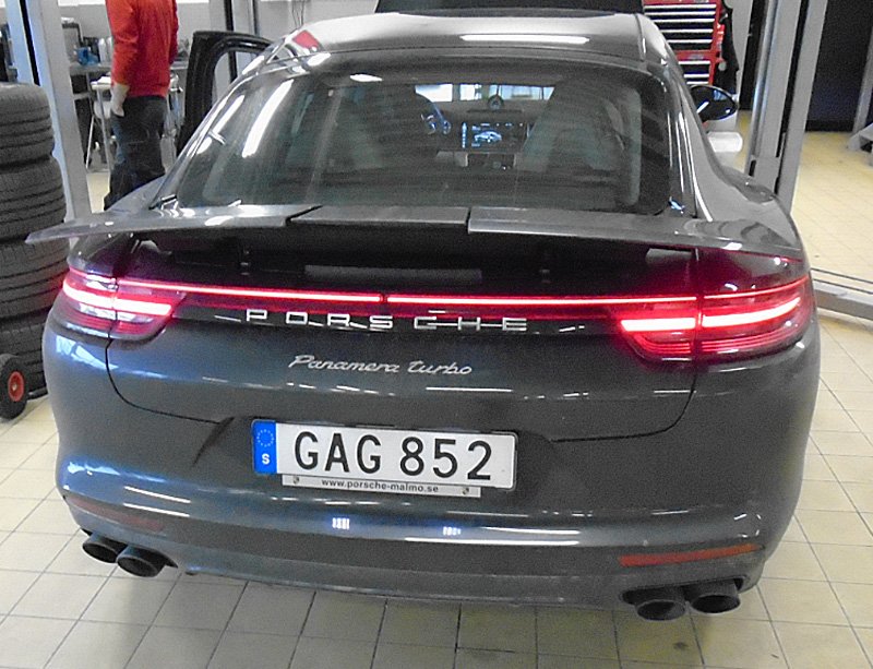 Mörkgrå metallic Porsche Panamera Turbo stulen i Viken norr om Helsingborg