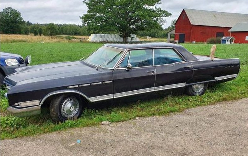 Svart Buick Electra 225 4dr HT stulen utanför Hova nordost om Mariestad