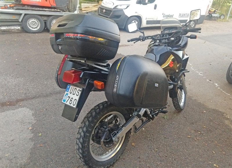 Svart Suzuki DR650 RSE stulen i Mjölby