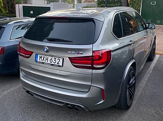 Grå metallic BMW X5 M stulen/ rån i Halmstad