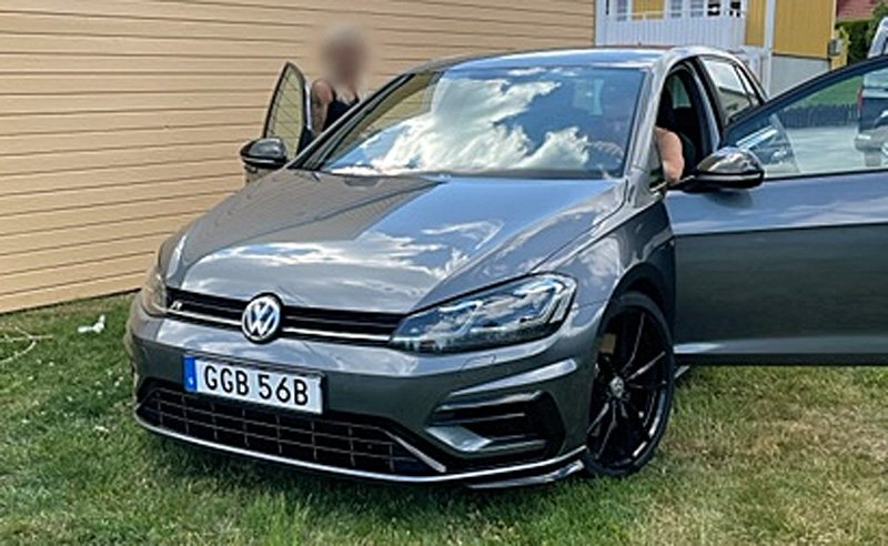 Grå metallic Volkswagen Golf R 4Motion stulen/rån i Södertälje