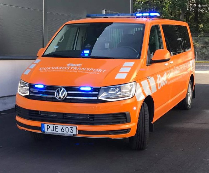 Orange sjuktransportbil, Volkswagen Multivan med blåljus, stulen i Spånga, Stockholm
