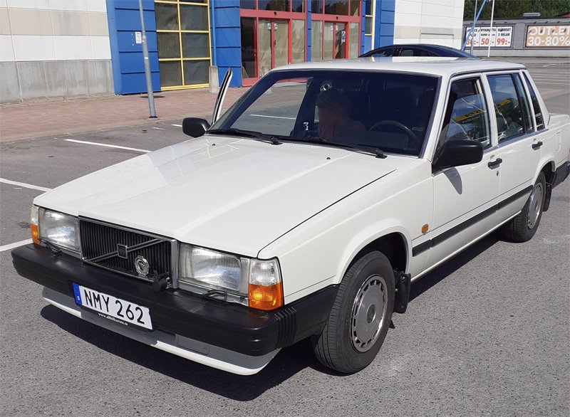 Helrenoverad vit Volvo 744 GL stulen utanför Mekonomen, Tullängen i Örebro