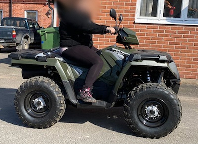 Grön fyrhjuling Polaris Sportsman 570 och GPS utrustning för jordbruksmaskiner stulet mellan Värsås och Hjo