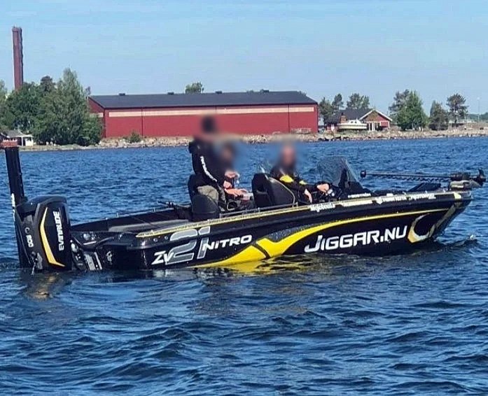 Nitro ZV21 med 300 Hk Evinrude stulen på trailer i Gävle 