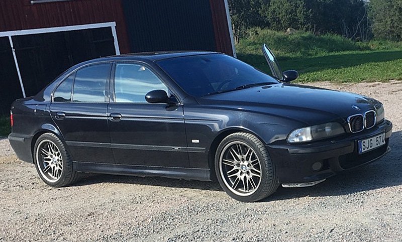 Svart BMW M5 E39 stulen i Ströbylund väster om Uppsala