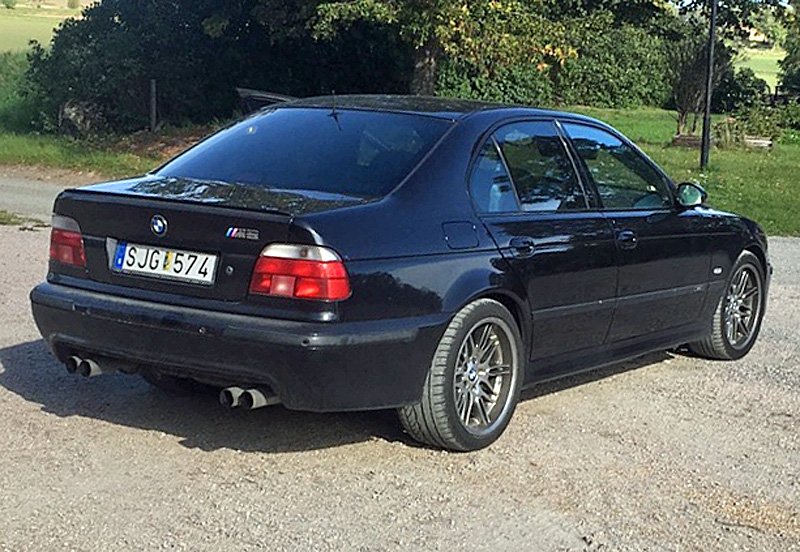 Svart BMW M5 E39 stulen i Ströbylund väster om Uppsala