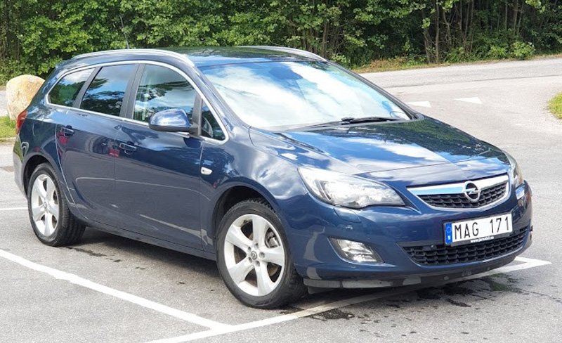 Blå Opel Astra Sports Tourer stulen/rån ICA Maxis parkering i Botkyrka söder om Stockholm