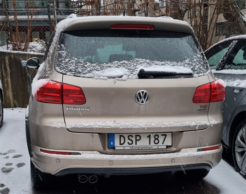 Ljusbrun metallic Volkswagen Tiguan stulen på parkeringen utanför Stora Coop, Sisjön, Göteborg