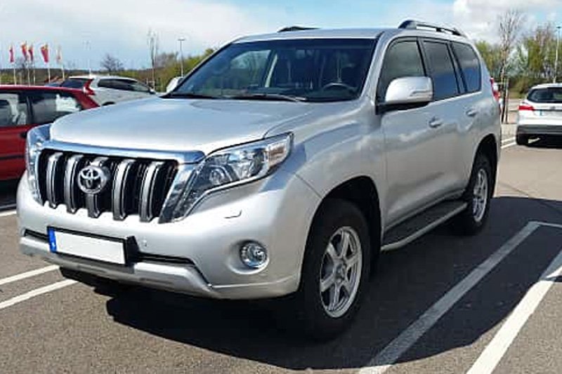 Silvermetallic Toyota Land Cruiser Prado stulen i Spånga nordvästra Stockholm