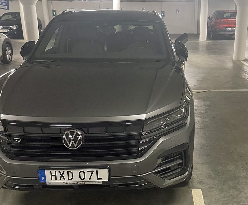 Grå metallic Volkswagen Touareg R stulen i Malmö