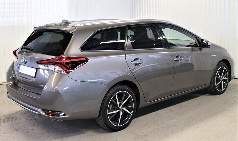 Mörkgrå metallic Toyota Auris Touring Sports Hybrid stulen i Täby/Arninge norr om Stockholm