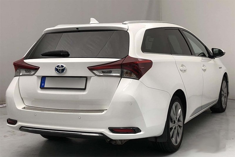 Vit Toyota Auris Touring Sports Hybrid stulen i Märsta