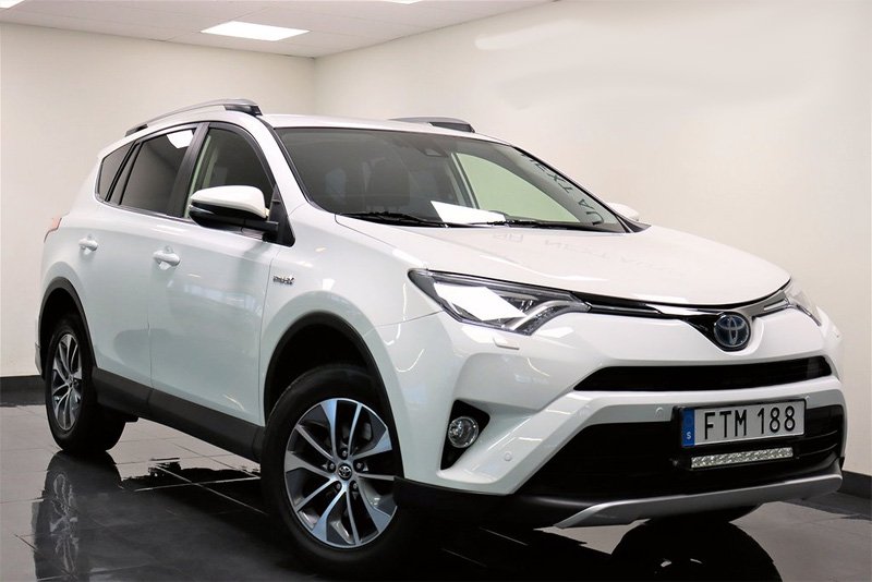 Vit Toyota RAV4 Hybrid AWD stulen i Upplands Väsby norr om Stockholm