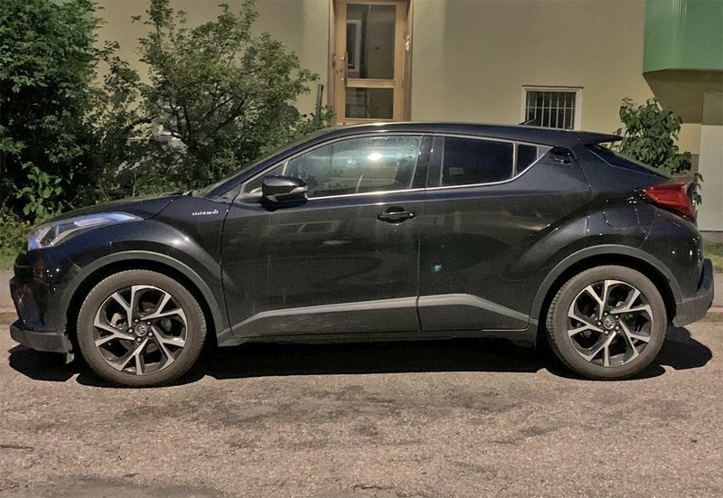 Svart Toyota C-HR Hybrid stulen i Solna