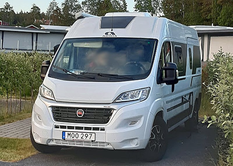 Vit husbil "Plåtis" Fiat Adria Twin 600 SPB stulen i Vänersborg