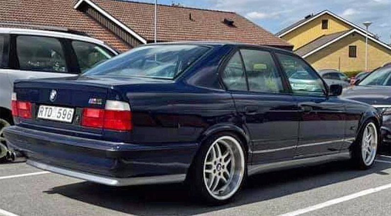 Blå BMW M5 E34 stulen i Sjöbo, sydöstra Skåne