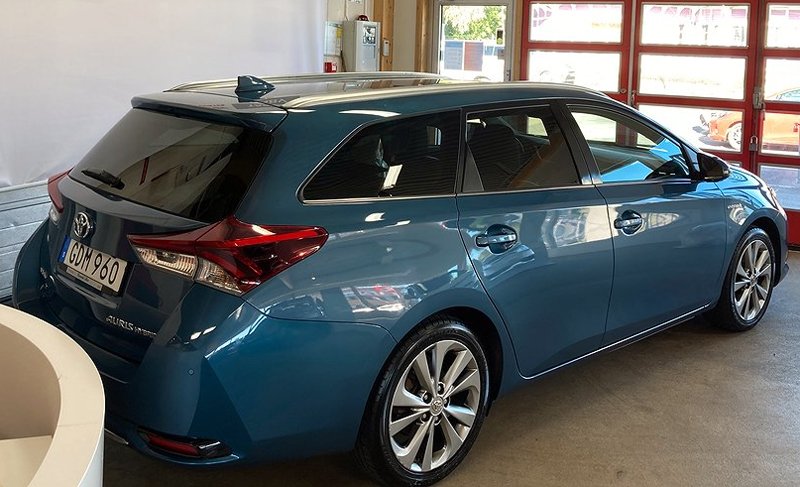 Blå Toyota Auris Touring Sports Hybrid stulen i Upplands Väsby