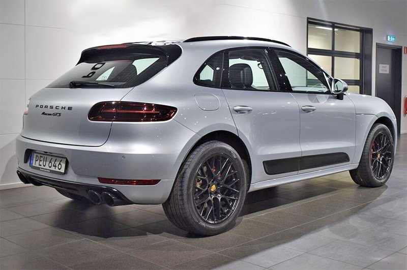 Silvermetallic Porsche Macan GTS stulen i Bromma, Stockholm