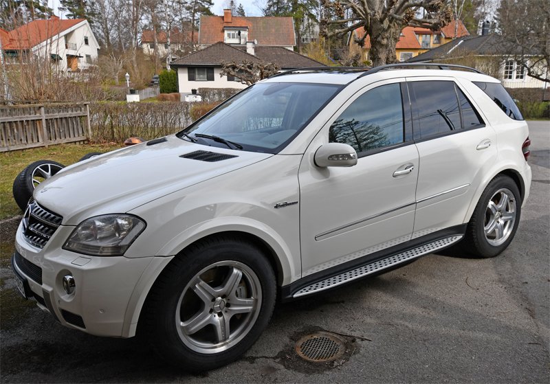 Vit Mercedes Benz ML 63 AMG stulen i Danderyd norr om Stockholm