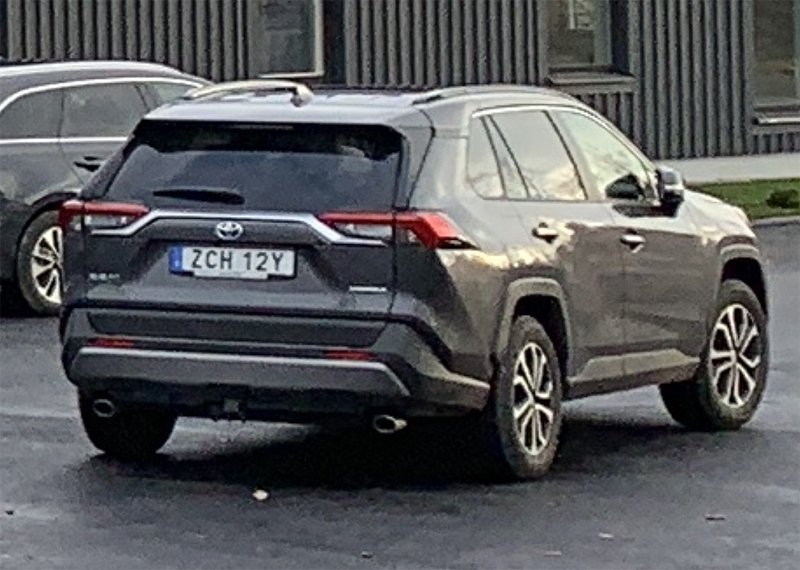 Grå metallic Toyota RAV4 Hybrid AWD stulen i Sollentuna