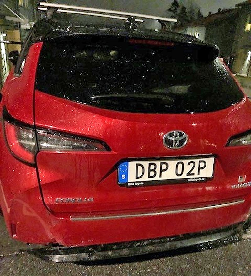 Röd Toyota Corolla Touring Sports Hybrid stulen i Haninge söder om Stockholm
