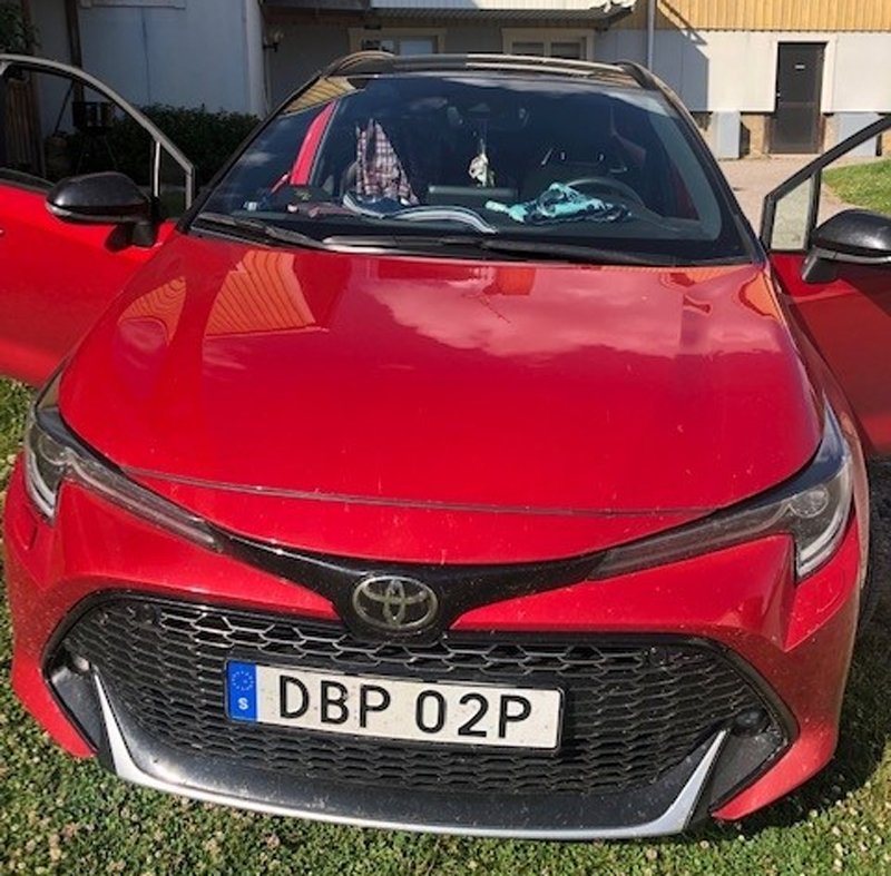 Röd Toyota Corolla Touring Sports Hybrid stulen i Haninge söder om Stockholm