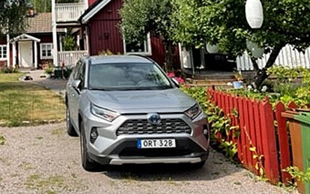 Silvermetallic Toyota RAV4 Hybrid AWD stulen i Sollentuna norr om Stockholm