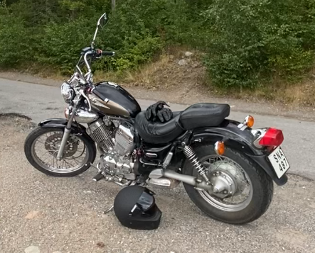 Svart Yamaha Virago 535 stulen i Spånga Solhem, Stockholm