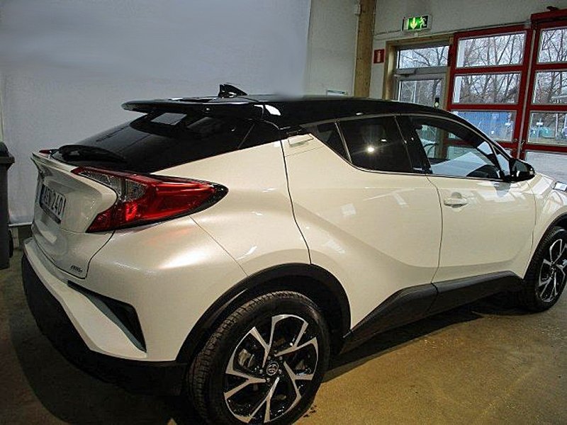 Vit med svart tak, Toyota C-HR Style stulen i Kista, Stockholm