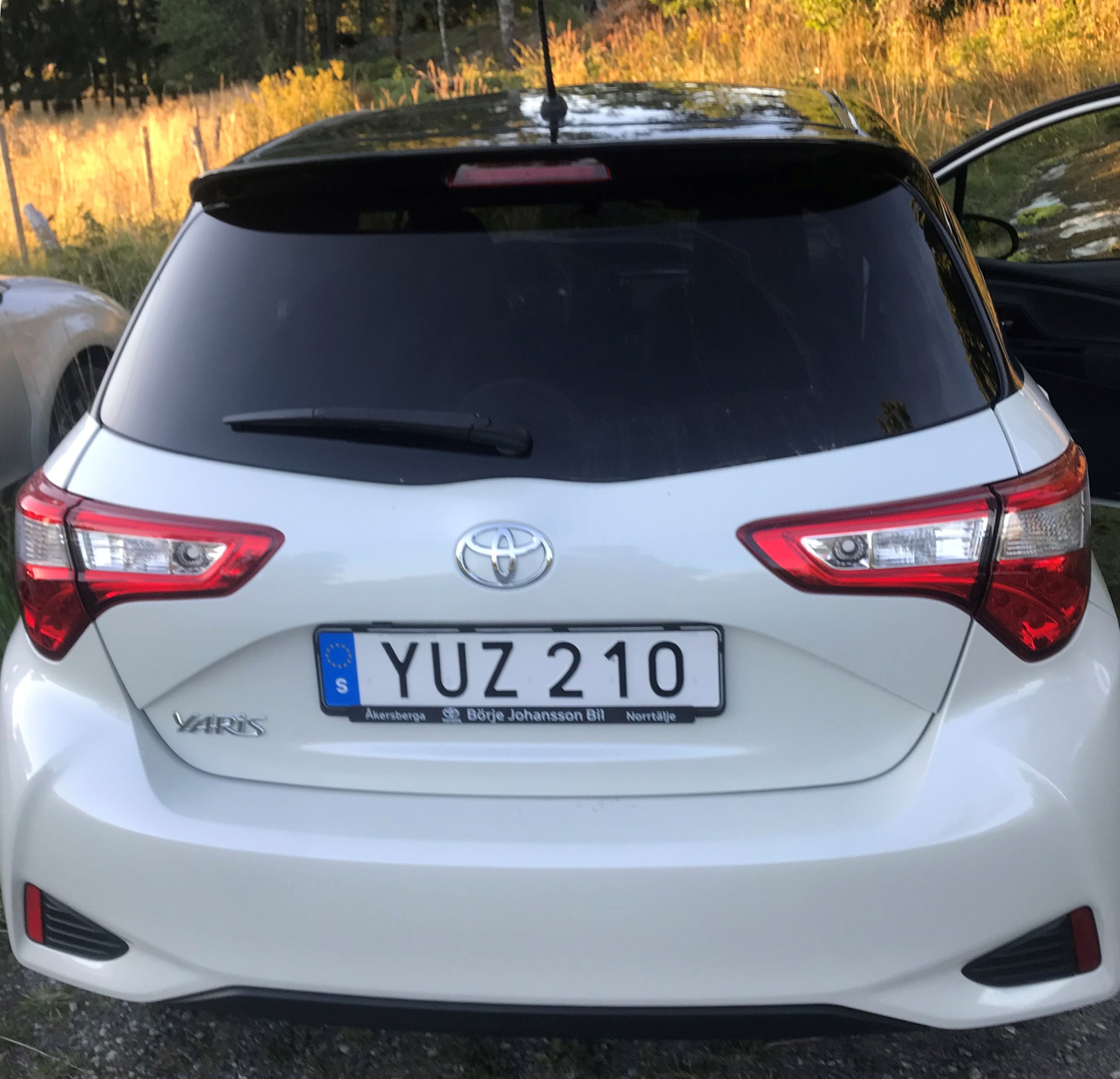 Vit med svart tak Toyota Yaris stulen i Österskär norr om Stockholm