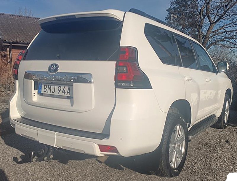 Vit Toyota Land Cruiser Prado stulen i Spånga nordväst om Stockholm