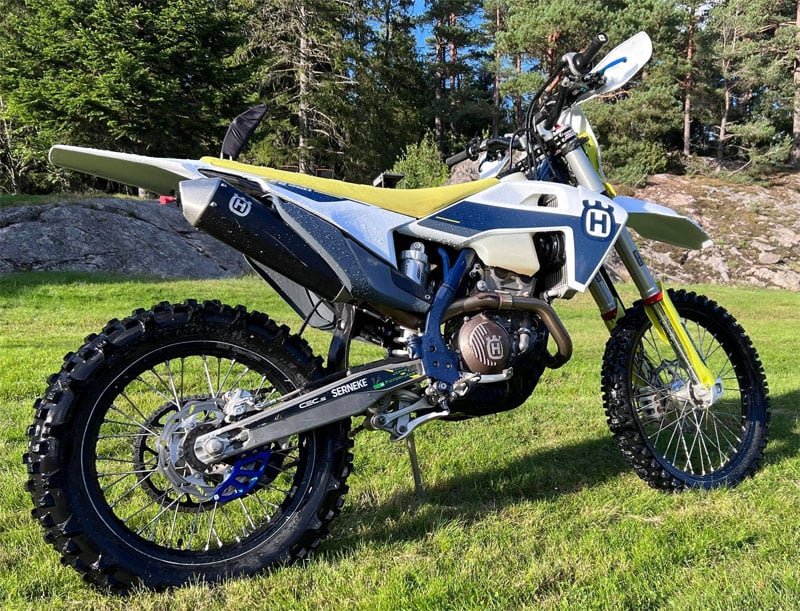 Fyra crossmotorcyklar, Husqvarna FE 250, KTM 150 EXC, KTM 250 EXC och KTM 300 EXC stulna i Sjuntorp söder om Trollhättan