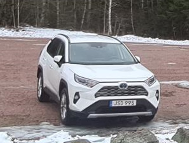 Vit Toyota RAV4 Hybrid AWD stulen i Bagarmossen, Stockholm