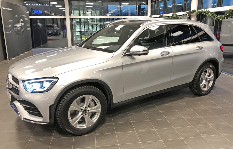 Silvermetallic Mercedes Benz GLC 4-Matic stulen vid Ulriksdals slottsträdgård i Solna