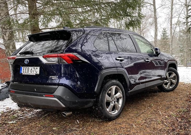 Mörkblå metallic Toyota RAV4 Hybrid AWD stulen i Råsunda Solna