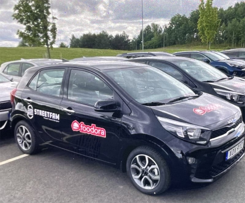 Svart Kia Picanto med reklamdekaler "Fodora" och "Streetfam" stulen i Malmö