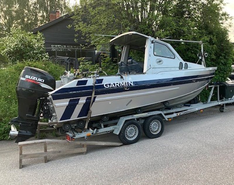 Aluminium båt av okänd modell med 250 Hk Suzuki stulen på trailer i Nykvarn 