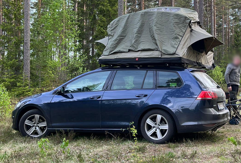 Blå Volkswagen Golf Sportscombi med taktält stulen i Slottsskogen, Göteborg