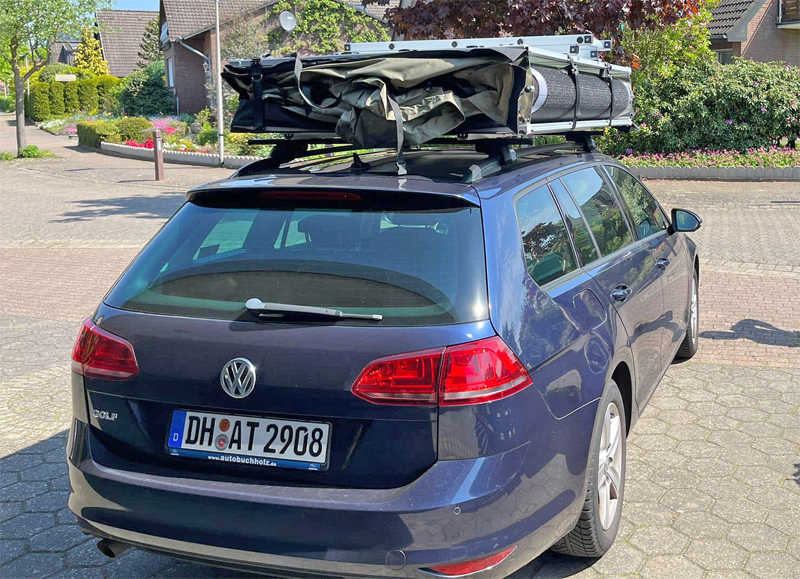 Blå Volkswagen Golf Sportscombi med taktält stulen i Slottsskogen, Göteborg