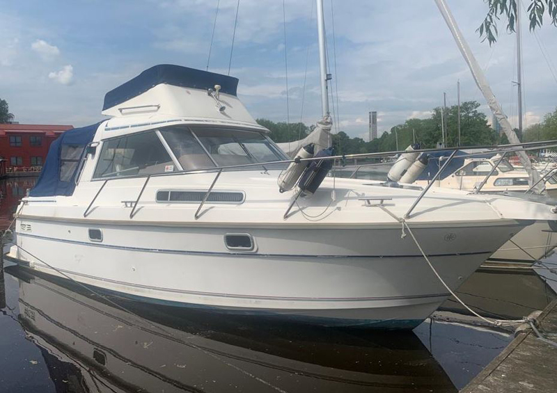 Nimbus 28 DC med flybridge stulen på uppställningsplats i Västerås