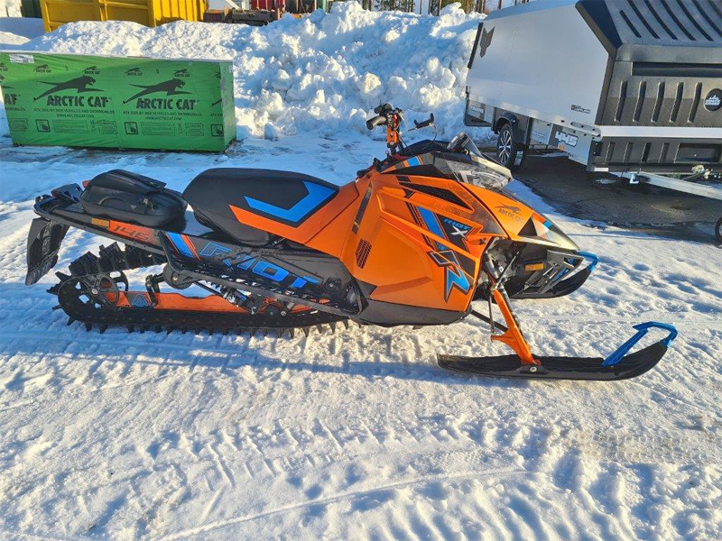 Orange Arctic Cat Riot 8000 stulen i Älvsbyn