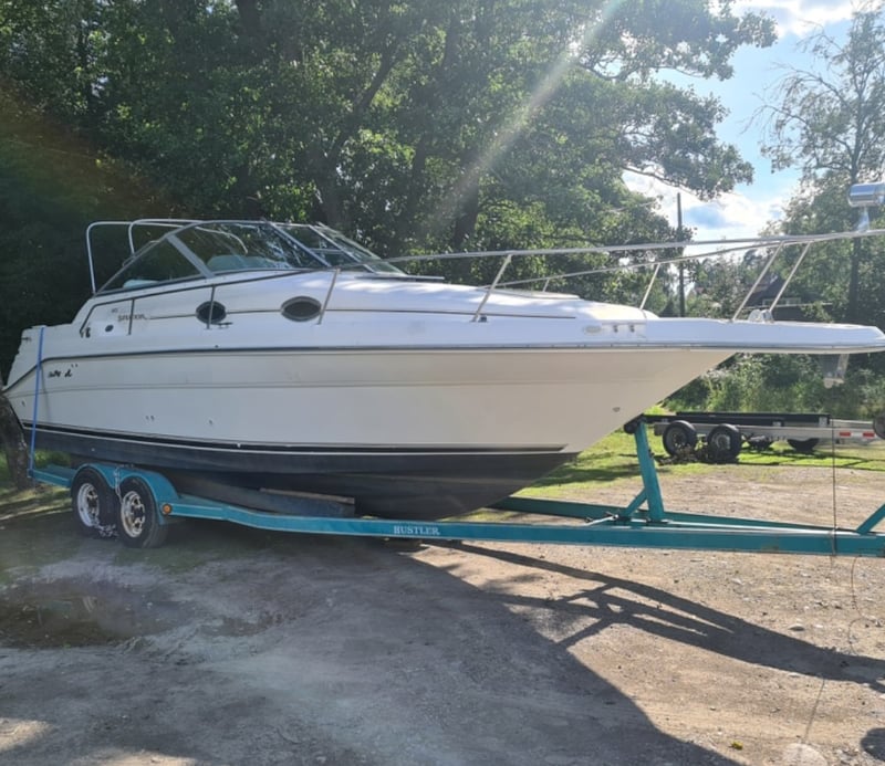 Sea Ray 270 stulen på trailer i Fagersta