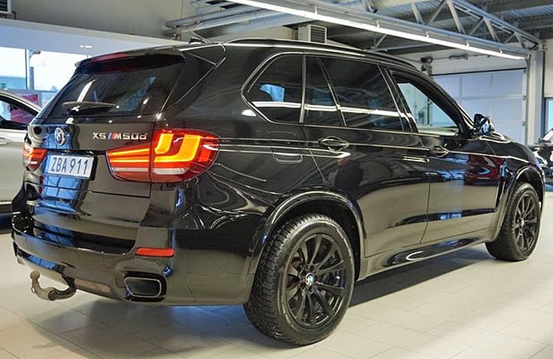 Svart BMW X5 M50D stulen i Mjölby