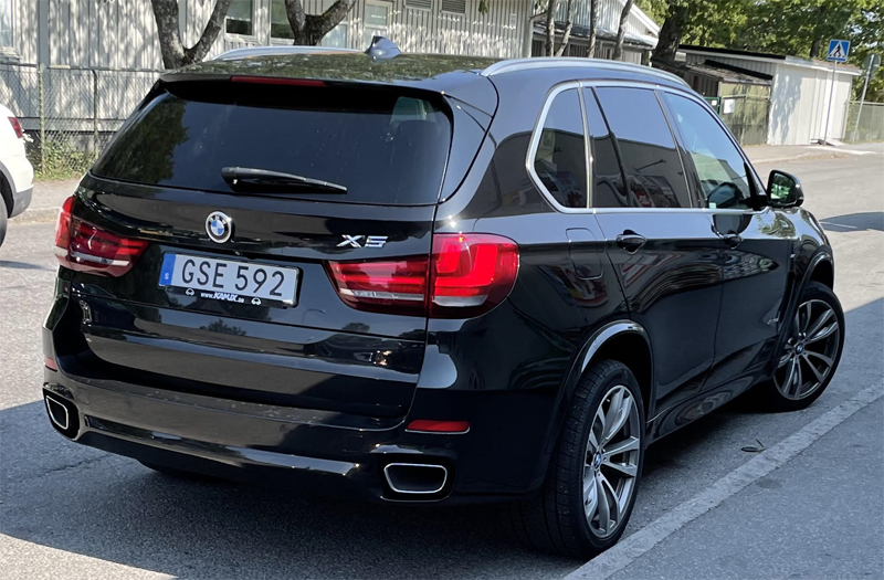 Svart BMW X5 Xdrive 30D M-Sport stulen i Älvsjö söder om Stockholm