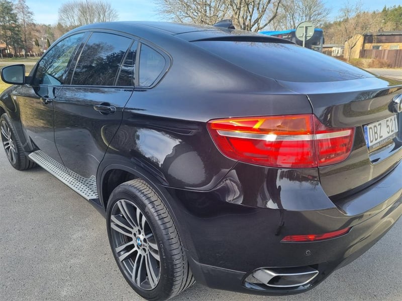 Svart BMW X6 Xdrive 30D stulen i Södertälje