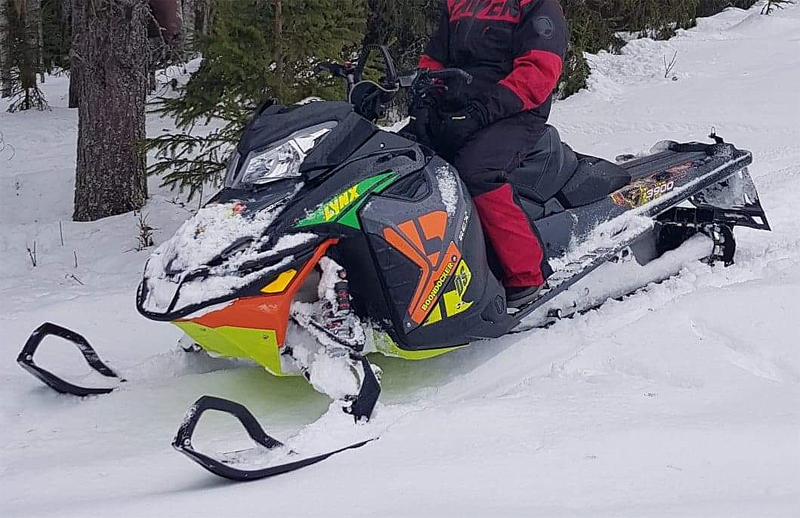 Oregistrerat släp lastat med snöskoter, Lynx Boondocker 3900 DS 800 stulet i Lycksele